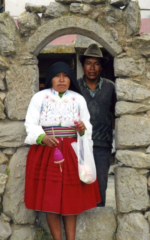 Isla Amantani Titicaca couple man woman doorway arch